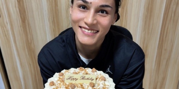 迪拉娜晒照庆祝生日：希望我们都可以健康平安 一切顺利