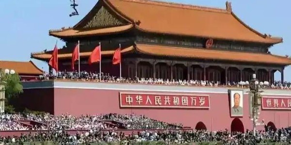 大快人心！47岁男子诋毁九三阅兵被拘7日，朋友圈恶臭言论被扒