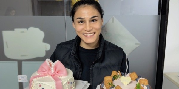 迪拉娜晒照庆祝生日：希望我们都可以健康平安 一切顺利